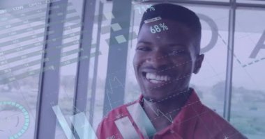 Gülümseyen Afro-Amerikan iş adamı için finansal veri işleme animasyonu. Küresel finans, iş, bağlantılar, hesaplama ve veri işleme kavramı dijital olarak oluşturulmuş video.