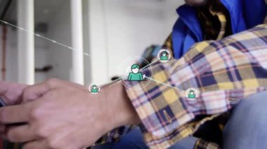 Akıllı telefon kullanan beyaz mekanikçi üzerindeki simgelerle bağlantı ağının animasyonu. Küresel seyahat, bağlantılar, hesaplama ve veri işleme kavramı dijital olarak oluşturulmuş video.