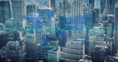 Binalar üzerinde finansal veri işleme animasyonu. Küresel finans, iş, bağlantılar, hesaplama ve veri işleme kavramı dijital olarak oluşturulmuş video.