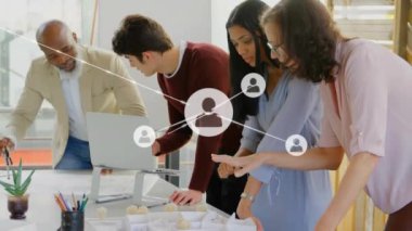 Muhtelif iş adamlarının ofiste iş görüşmesi üzerine bağlantı ağının animasyonu. Küresel iş ve dijital arayüz kavramı, dijital olarak oluşturulmuş video.