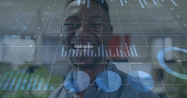 Afrika kökenli Amerikalı iş adamının finansal veri işleme çalışmalarının animasyonu. Küresel finans, iş, bağlantılar, hesaplama ve veri işleme kavramı dijital olarak oluşturulmuş video.