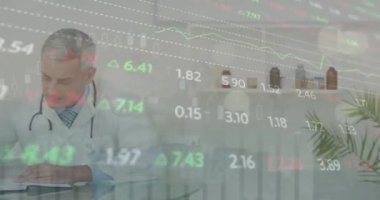 Kafkas erkek doktor üzerinde veri işleme animasyonu. Küresel tıp, bağlantılar, hesaplama ve veri işleme kavramı dijital olarak oluşturulmuş video.