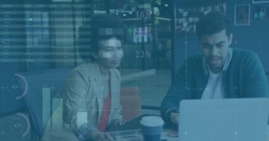 Ofisteki çeşitli iş adamları üzerinde finansal veri işleme animasyonu. Küresel finans, iş, bağlantılar, hesaplama ve veri işleme kavramı dijital olarak oluşturulmuş video.