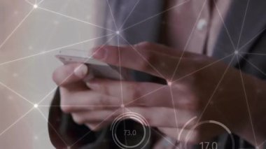 Kafkasyalı iş adamının akıllı telefon kullanarak yaptığı bağlantıların animasyonu. Küresel finans, iş, bağlantılar, hesaplama ve veri işleme kavramı dijital olarak oluşturulmuş video.