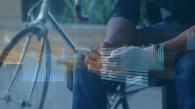 Akıllı telefon kullanan iki ırklı adamın veri işleme ve diyagramlarının animasyonu. Küresel iş, teknoloji ve dijital arayüz kavramı, dijital olarak oluşturulmuş video.