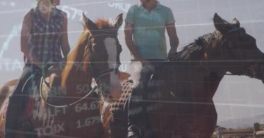 Beyaz erkek ve kadın ata binme üzerine finansal veri işleme animasyonu. Spor, iş, bağlantılar, hesaplama ve veri işleme kavramı dijital olarak oluşturulmuş video.