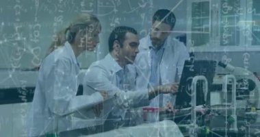 Laboratuvarda çalışan çeşitli bilim adamları üzerinde matematiksel denklemlerin animasyonu. Küresel bilim, teknoloji ve dijital arayüz kavramı dijital olarak oluşturulmuş video.