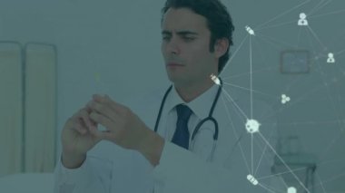 Kafkas erkek doktor üzerinde şırınga ile tıbbi ikonlar ağı animasyonu. Tıbbi hizmetler, sağlık hizmetleri, dijital arayüz, ağlar ve iletişim, dijital olarak oluşturulmuş video.
