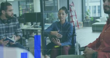 Ofisteki çeşitli iş adamları üzerinde finansal veri işleme animasyonu. Küresel finans, iş, bağlantılar, hesaplama ve veri işleme kavramı dijital olarak oluşturulmuş video.