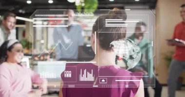 Muhtelif meslektaşların ofiste toplanmasıyla ilgili veri işleme animasyonu. İş, iletişim, teknoloji, bilgisayar ve dijital arayüz kavramı dijital olarak oluşturulmuş video.