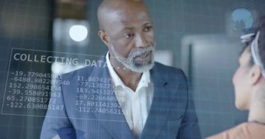 Ofisteki çeşitli iş adamları üzerinde finansal veri işleme animasyonu. Küresel finans, iş, bağlantılar, hesaplama ve veri işleme kavramı dijital olarak oluşturulmuş video.