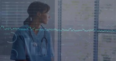 Çift ırklı kadın doktor üzerinde veri işleme animasyonu. Küresel tıp, bağlantılar, hesaplama ve veri işleme kavramı dijital olarak oluşturulmuş video.