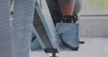 Beyaz bir kadının spor salonunda egzersiz yapması üzerine finansal veri işleme animasyonu. Spor, aktif yaşam tarzı, finans ve dijital arayüz konsepti dijital olarak oluşturulmuş video.