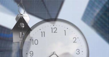 Saatin ve şehir manzarasının üzerinde ev olan diyagramların ve anahtarların animasyonu. Küresel iş, zaman ve dijital arayüz kavramı, dijital olarak oluşturulmuş video.