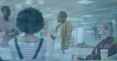 Ofisteki çeşitli iş adamları üzerinde finansal veri işleme animasyonu. Küresel finans, iş, bağlantılar, hesaplama ve veri işleme kavramı dijital olarak oluşturulmuş video.