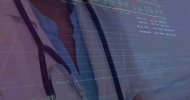 Çift ırklı kadın doktor üzerinden finansal veri işleme animasyonu. Küresel tıp, işletme, bağlantılar, hesaplama ve veri işleme kavramı dijital olarak oluşturulmuş video.