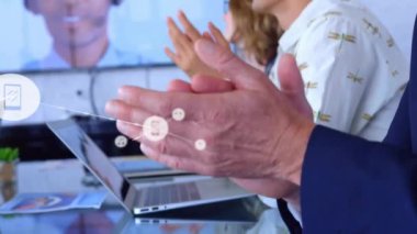 Çeşitli iş adamlarının el çırpması üzerine simgelerle bağlantı ağının animasyonu. Küresel iş ve dijital arayüz kavramı, dijital olarak oluşturulmuş video.