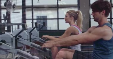 Beyazlı bir çiftin spor salonunda egzersiz yapması üzerine finansal veri işleme animasyonu. Spor, aktif yaşam tarzı, finans ve dijital arayüz konsepti dijital olarak oluşturulmuş video.