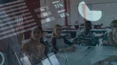 Sınıftaki çeşitli okul çocukları üzerinde istatistik ve veri işleme animasyonu. Küresel eğitim, işletme, bağlantılar, hesaplama ve veri işleme kavramı dijital olarak oluşturulmuş video.