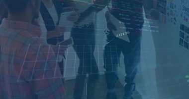 Ofisteki çeşitli iş adamları üzerinde finansal veri işleme animasyonu. Küresel finans, iş, bağlantılar, hesaplama ve veri işleme kavramı dijital olarak oluşturulmuş video.