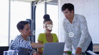 Ofisteki çeşitli iş adamlarının simgeleriyle bağlantı ağının animasyonu. Küresel finans, iş, bağlantılar, hesaplama ve veri işleme kavramı dijital olarak oluşturulmuş video.