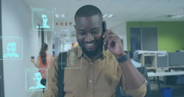 スマートフォンを用いたアフリカ系アメリカ人ビジネスマンによるデータ処理のアニメーション グローバルファイナンス ビジネス コネクション コンピューティング データ処理コンセプトデジタル生成ビデオ — ストック動画