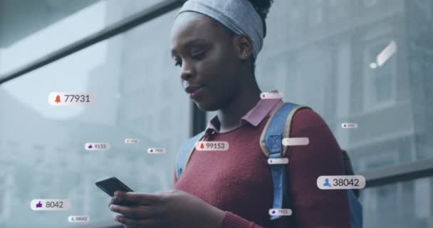 Анимация Иконок Социальных Сетях Данных Над Африканской Американкой Использующей Смартфон — стоковое видео