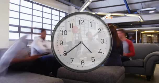 オフィスの多様なビジネスマンに時計のアニメーション グローバルファイナンス ビジネス コネクション コンピューティング データ処理コンセプトデジタル生成ビデオ — ストック動画
