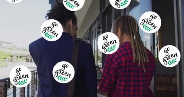 Canlı Yeşil Metin Logoların Canlandırması Sokakta Yürüyen Iki Farklı Erkek — Stok video