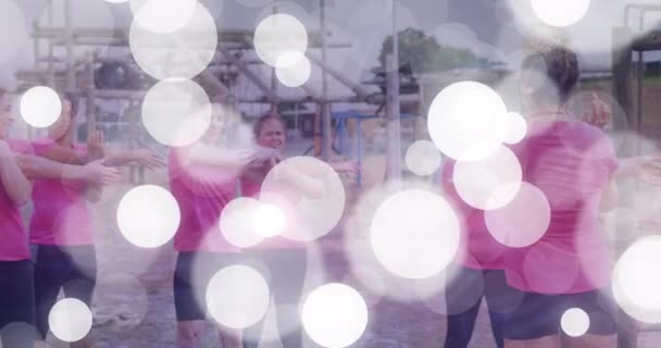 Анимация Белых Пятен Над Разнообразными Женщинами Растянувшимися Тренировках Учебном Лагере — стоковое видео