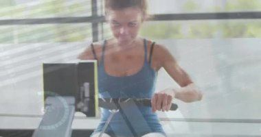 Beyaz bir kadının spor salonunda egzersiz yapması üzerine finansal veri işleme animasyonu. Spor, aktif yaşam tarzı, finans ve dijital arayüz konsepti dijital olarak oluşturulmuş video.