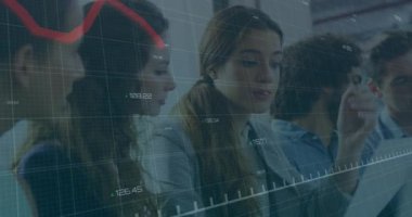 Ofisteki çeşitli iş adamları üzerinde finansal veri işleme animasyonu. Küresel finans, iş, bağlantılar, hesaplama ve veri işleme kavramı dijital olarak oluşturulmuş video.