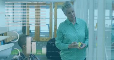 Ofisteki çeşitli iş adamları üzerinde finansal veri işleme animasyonu. Küresel finans, iş, bağlantılar, hesaplama ve veri işleme kavramı dijital olarak oluşturulmuş video.