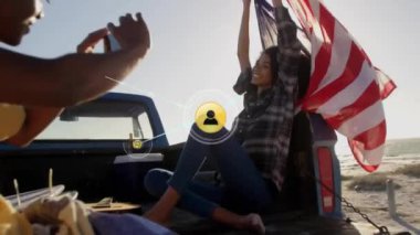 Denizdeki farklı çiftlerin ikonlarıyla olan bağlantıların animasyonu. Küresel seyahat, tatil, bağlantılar, hesaplama ve veri işleme kavramı dijital olarak oluşturulmuş video.