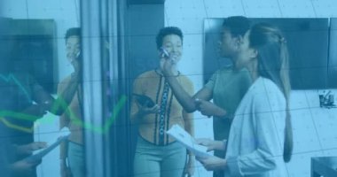 Çeşitli iş arkadaşlarının saydam duvarda strateji tartışmaları üzerine birden fazla grafiğin animasyonu. Dijital bileşik, çoklu pozlama, rapor, iş, planlama, büyüme ve takım çalışması kavramı.