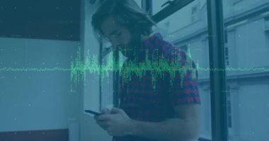 Akıllı telefon kullanan beyaz iş adamının finansal veri işleme animasyonu. Küresel finans, iş, bağlantılar, hesaplama ve veri işleme kavramı dijital olarak oluşturulmuş video.