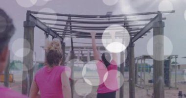 Acemi birliğindeki çitlerdeki beyaz ışık noktaları ve asma kilit hareketleri. Veri, güvenlik, bağlantı, zindelik ve sağlıklı yaşam tarzı, dijital olarak oluşturulmuş video.