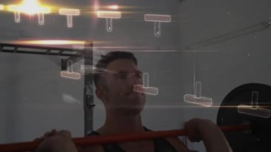 Spor salonunda halter kaldıran beyaz adamın üzerinde veri işleme ve DNA ipliklerinin animasyonu. Spor, aktif yaşam tarzı, bilim ve dijital arayüz konsepti dijital olarak oluşturulmuş video.