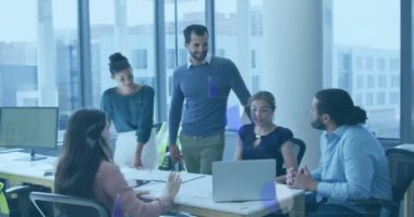 Ofiste toplanan çeşitli meslektaşların finansal veri işleme animasyonları. İş, finans, bilgisayar ve dijital arayüz kavramı dijital olarak oluşturulmuş video.