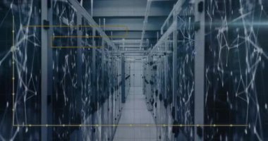 Bilgisayar sunucuları üzerinden veri işleme animasyonu. Küresel finans, iş, bağlantılar, hesaplama ve veri işleme kavramı dijital olarak oluşturulmuş video.