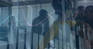 Ofisteki çeşitli iş adamları üzerinde finansal veri işleme animasyonu. Küresel finans, iş, bağlantılar, hesaplama ve veri işleme kavramı dijital olarak oluşturulmuş video.