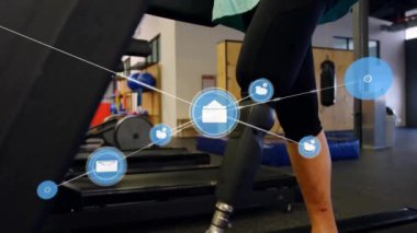 Spor salonundaki vr kulaklıklı, protez bacaklı beyaz kadın üzerindeki e-posta ikonlarının animasyonu. Ağ, dijital arayüz, fitness, engellilik ve iletişim, dijital olarak oluşturulmuş video.