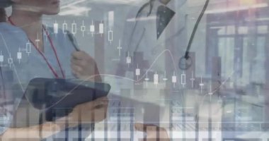 Çeşitli doktorlar üzerinde veri işleme animasyonu. Küresel tıp, bağlantılar, hesaplama ve veri işleme kavramı dijital olarak oluşturulmuş video.