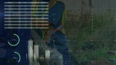 Kafkas erkek işçi ve inşaat alanındaki finansal veri işleme animasyonu. Küresel kalkınma, iş, bağlantılar, hesaplama ve veri işleme kavramı dijital olarak oluşturulmuş video.