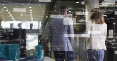 Görevde yürüyen çeşitli erkek ve kadın iş arkadaşlarının veri işleme animasyonları. Takım çalışması, iş dünyası, dijital arayüz ve iletişim, dijital olarak oluşturulmuş video.