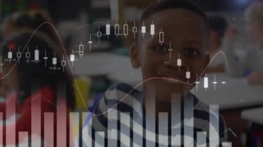 Sınıftaki çeşitli okul öğrencileri üzerinde veri işleme animasyonu. Küresel eğitim, işletme, bağlantılar, hesaplama ve veri işleme kavramı dijital olarak oluşturulmuş video.