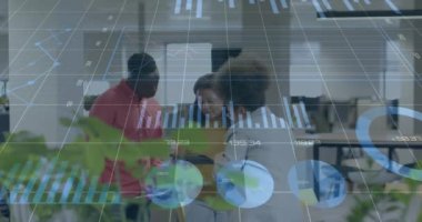 Ofisteki çeşitli iş adamları üzerinde finansal veri işleme animasyonu. Küresel finans, iş, bağlantılar, hesaplama ve veri işleme kavramı dijital olarak oluşturulmuş video.