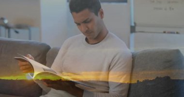 Çift ırklı bir adamın kitap okuma ve günbatımı animasyonu. Dijital olarak oluşturulmuş küresel bilgisayar ve veri işleme kavramı.