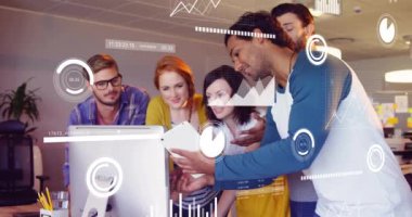 Çeşitli iş adamlarının iş görüşmeleri üzerine veri işleme ve diyagramların animasyonu. Küresel iş ve dijital arayüz kavramı, dijital olarak oluşturulmuş video.