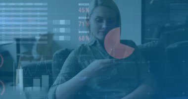 Akıllı telefon kullanan Kafkasyalı iş kadınının finansal veri işleme animasyonu. Küresel finans, iş, bağlantılar, hesaplama ve veri işleme kavramı dijital olarak oluşturulmuş video.